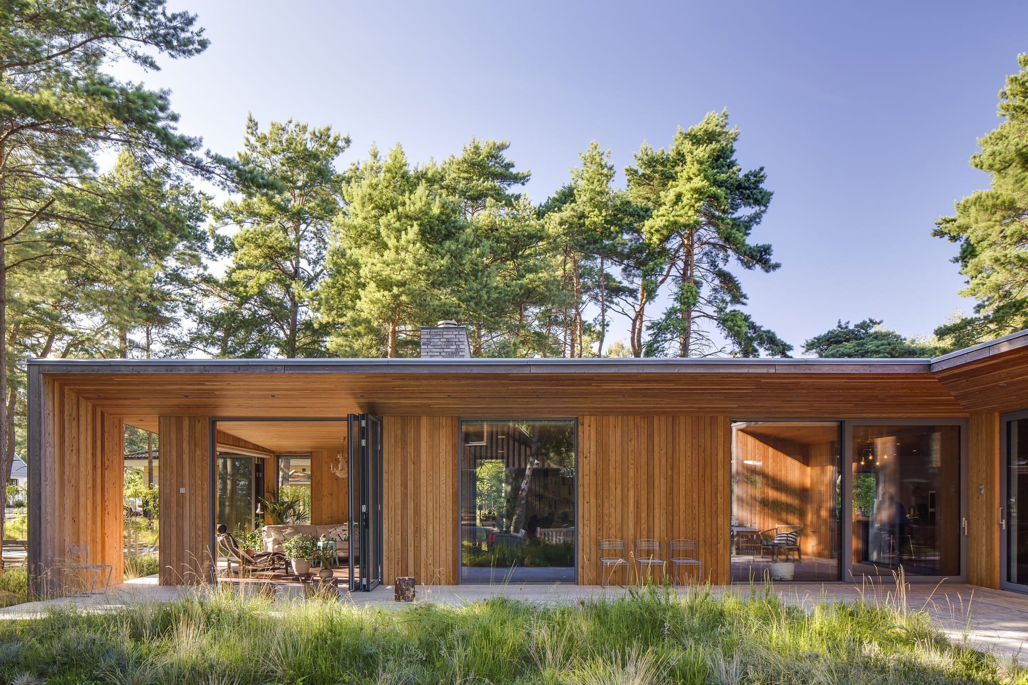 Wooden home. ЭКОДОМ С плоской кровлей в Скандинавии. Тини Хаус экстерьер. Одноэтажный каркасник Модерн. Одноэтажный дом финский Скандинавский шведский.