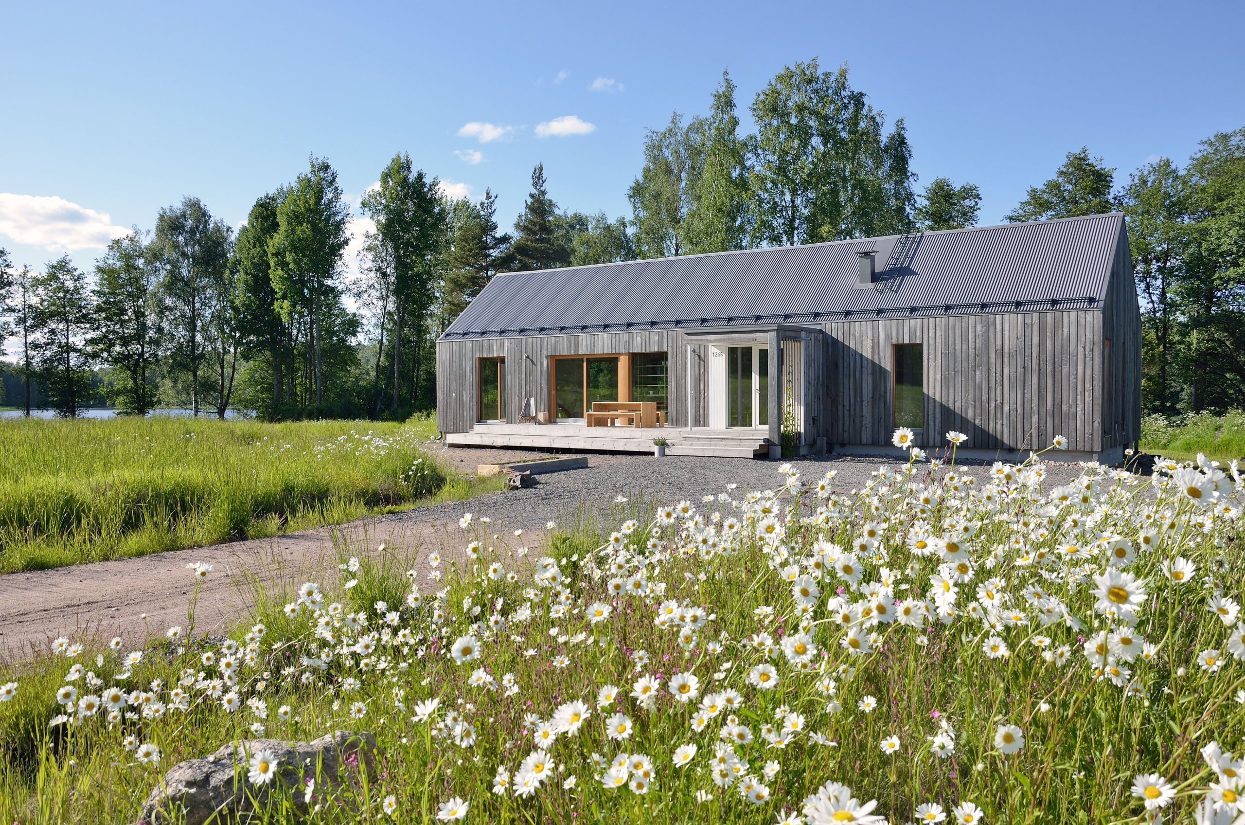 House am see. Сканди у озера. Барнхаус в Озерном. Modern Finnish House. Сканди озеро фотографии.