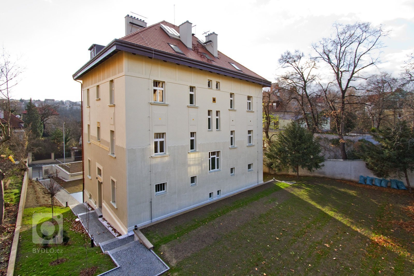 PŮVODNÍ STAV
Jedná se o&nbsp;nájemní vilu z&nbsp;roku 1910. Vila má 3 nadzemní podlaží, jedno podzemní, které je možné díky svažitému terénu plnohodnotně…