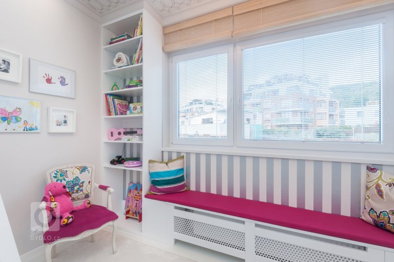 Pokoj pro dvě malé holčičky je navržen s ohledem na velikost pokoje a potřeby holčiček. Veškerý nábytek je zhotoven na míru z masivu (olše) stříkaného na bílo.…