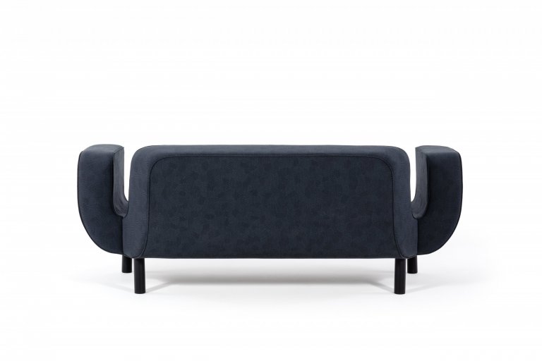 První sofa navržené tak, aby bylo krásné ze všech stran.

Osobitý tvar, nízký hluboký sed a harmonie detailů této pohovky jsou návrhem uznávaného českého…